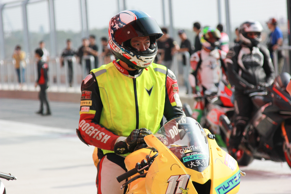 「小江」江直螢在賽道日擔任領航員的角色。小江，你怎麼看？