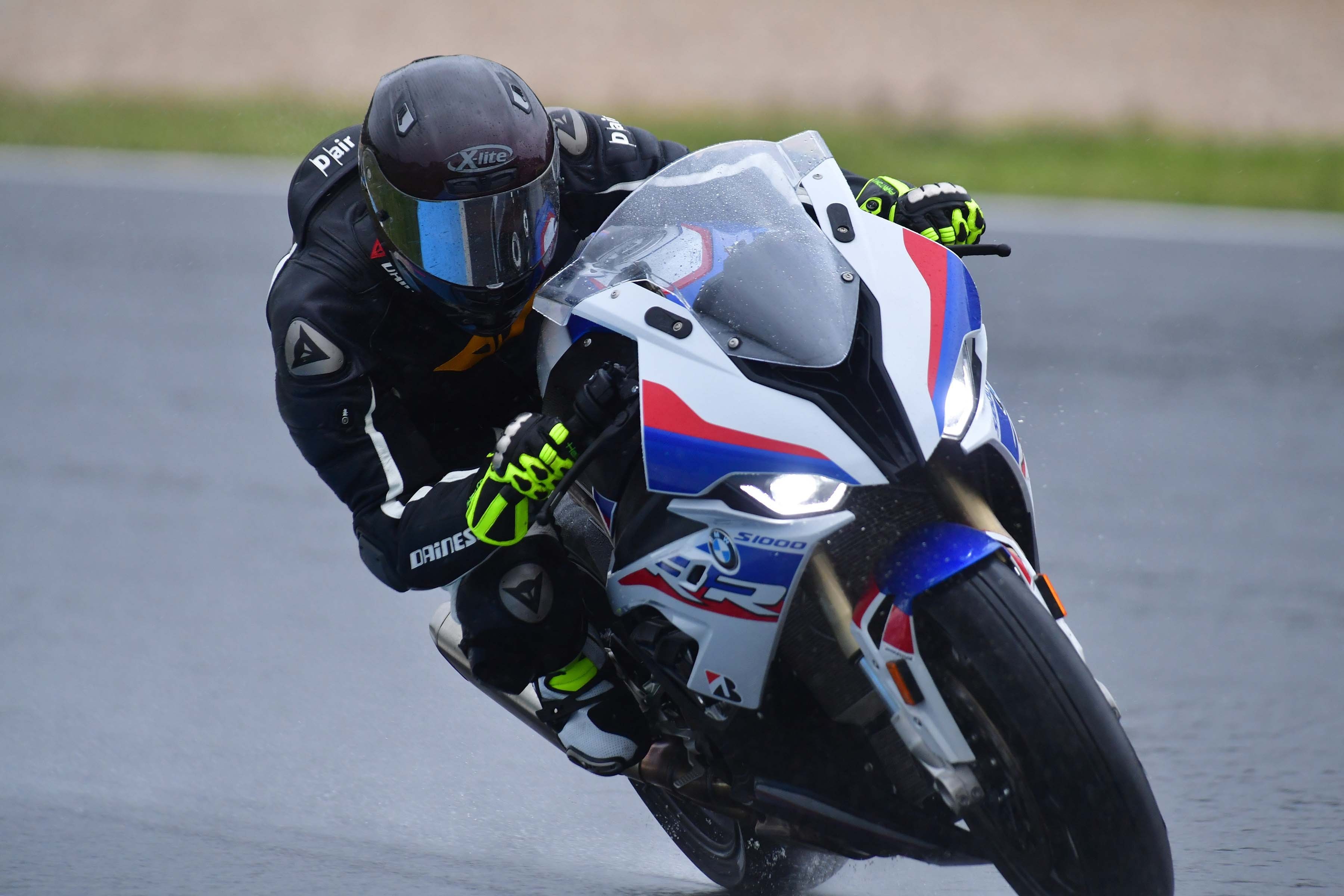 S1000RR無論舊版或是新版，都在電控與操駕能力上表現優秀