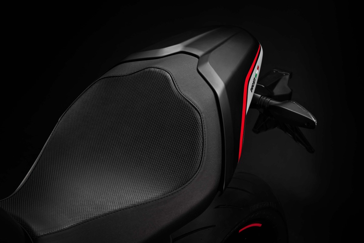 車殼上也能看到Stealth的特殊彩繪