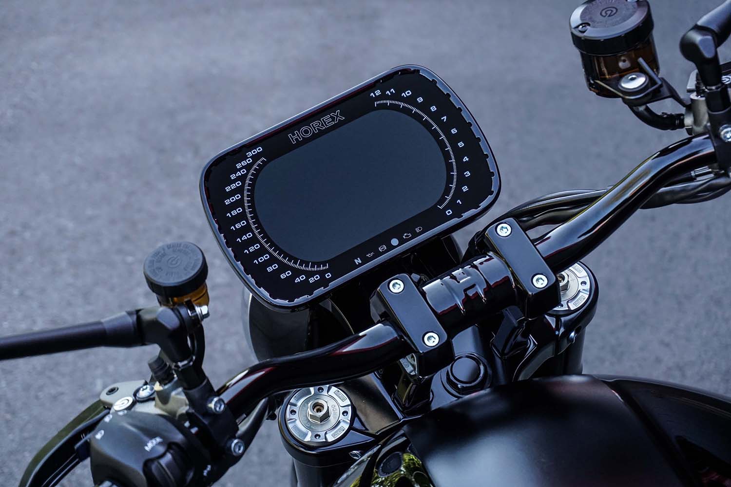 七寸的液晶儀表也與目前主流的新古典街車相同