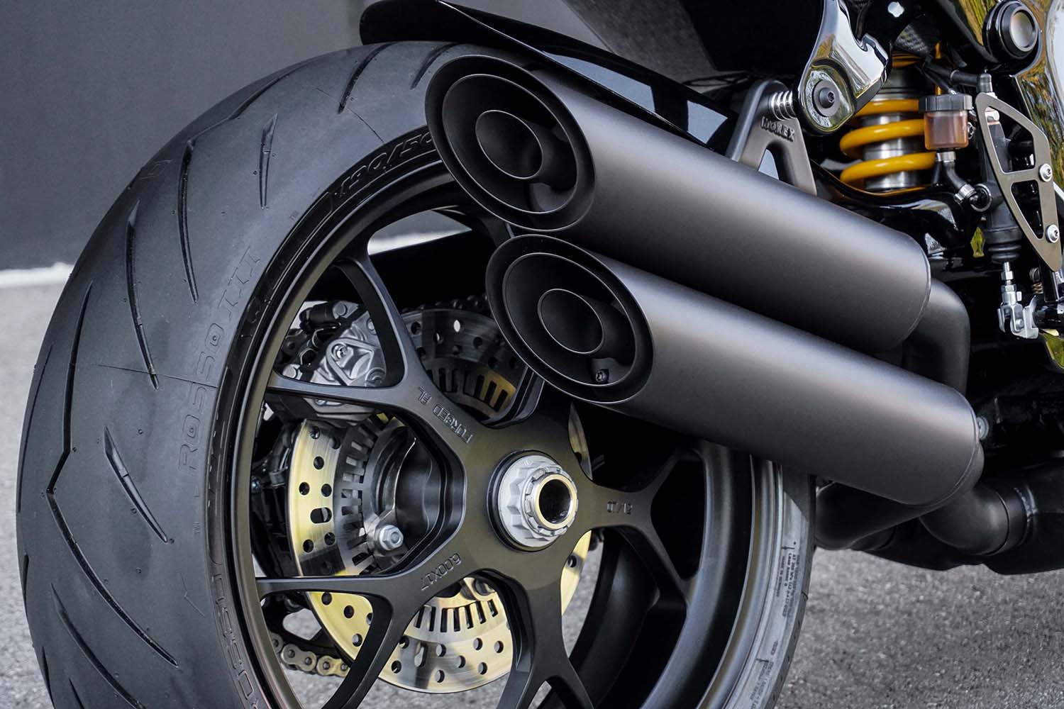 後輪採用單搖臂設定，配上相當樸素卻又肅殺的單側雙出消光黑排氣管，看來實在殺氣十足