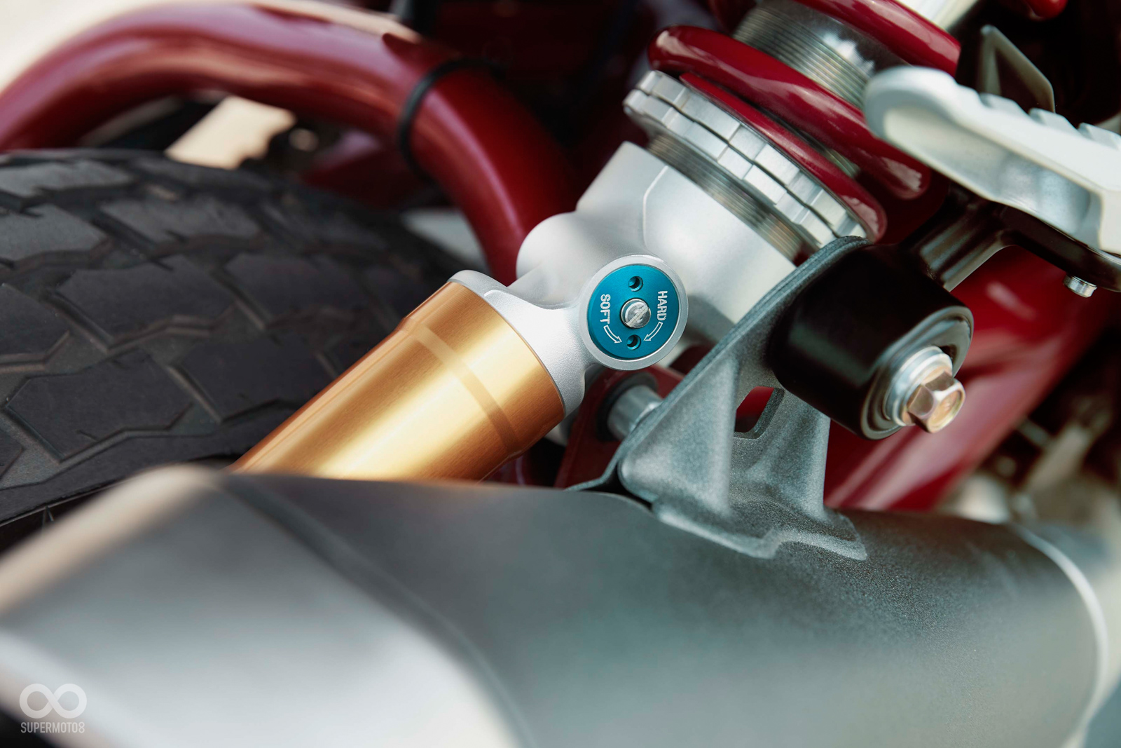 兩種版本皆配有Brembo卡鉗,s版前後避震為全可調款式