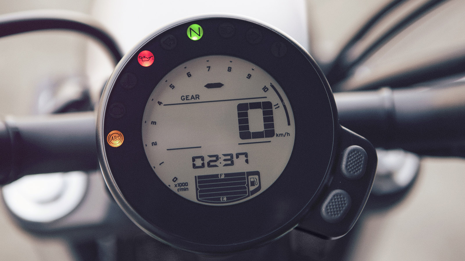 XSR700採用復古風格強烈的圓形儀表