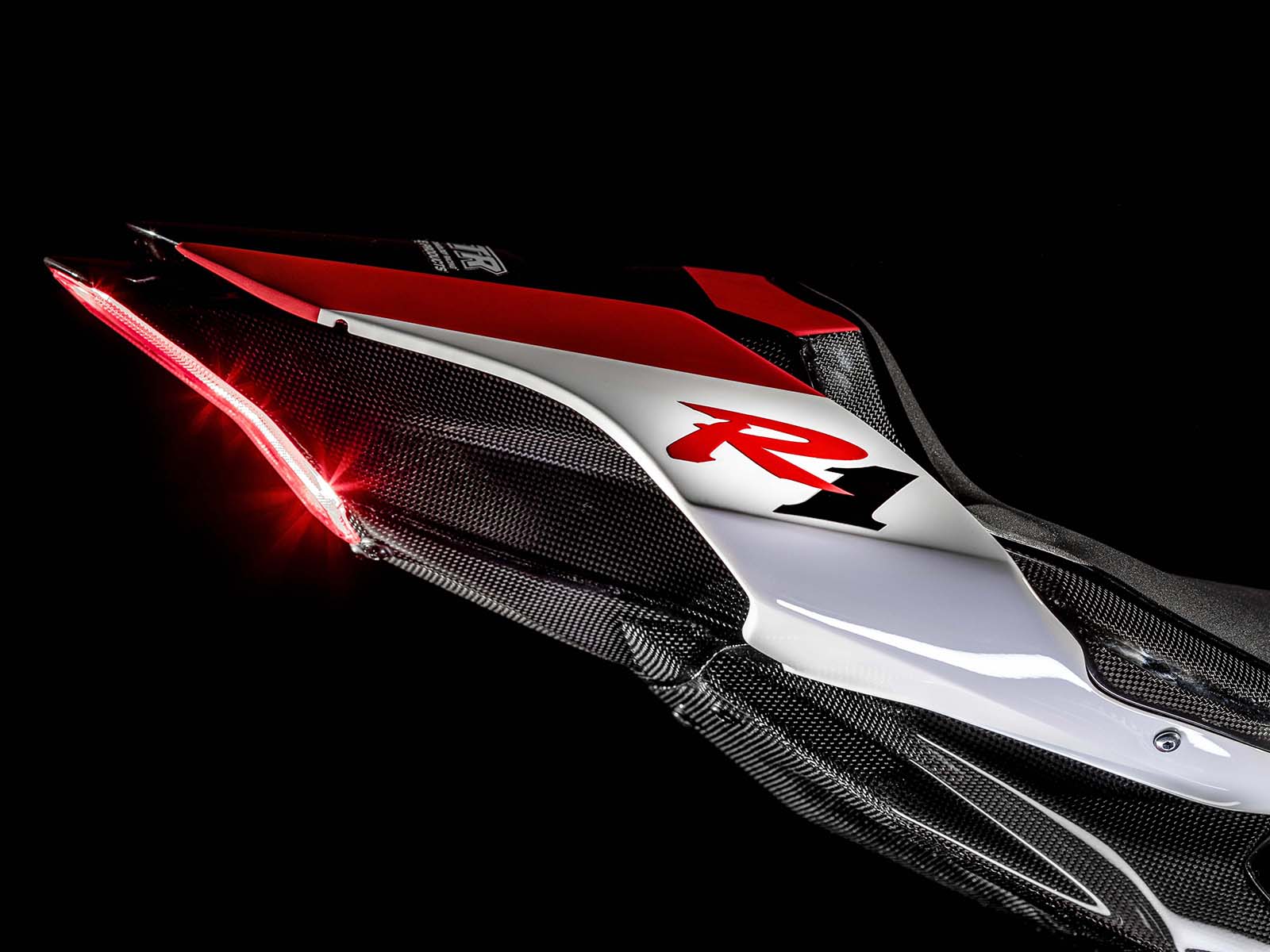 賽車化按鍵與大量碳纖維車殼，可以看出Yamaha YZF-R1 GYTR絕對不是換換配備就交差的特仕車