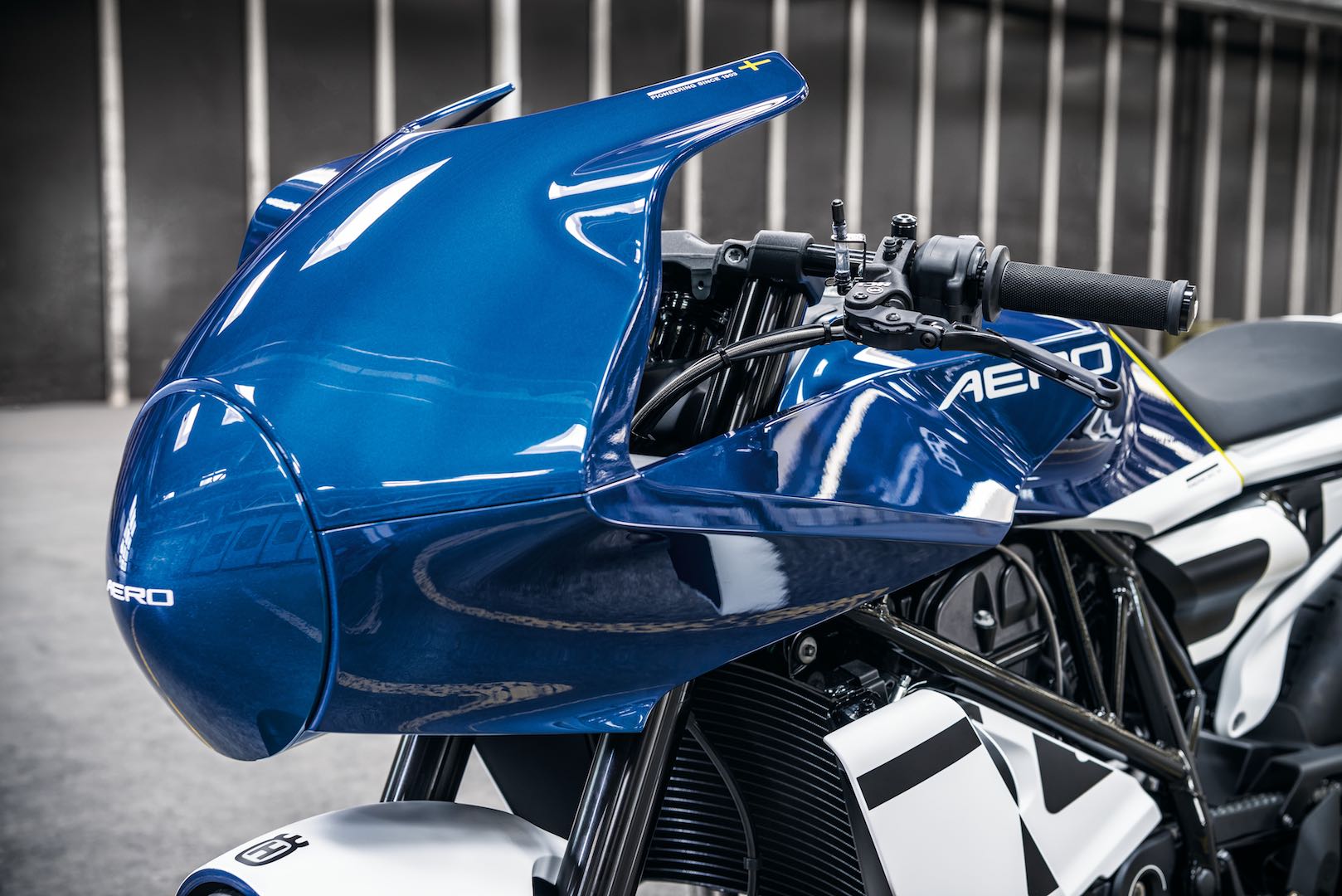 以半截整流罩替換原廠扁平的大燈，同時換上了分離把，讓騎姿更加戰鬥