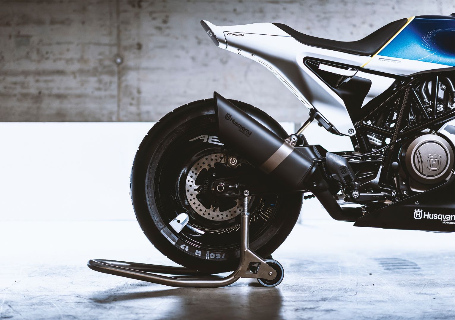 車體的後半部，在尾殼上捨棄了原廠的號碼牌及尾燈並換上了輪圈蓋