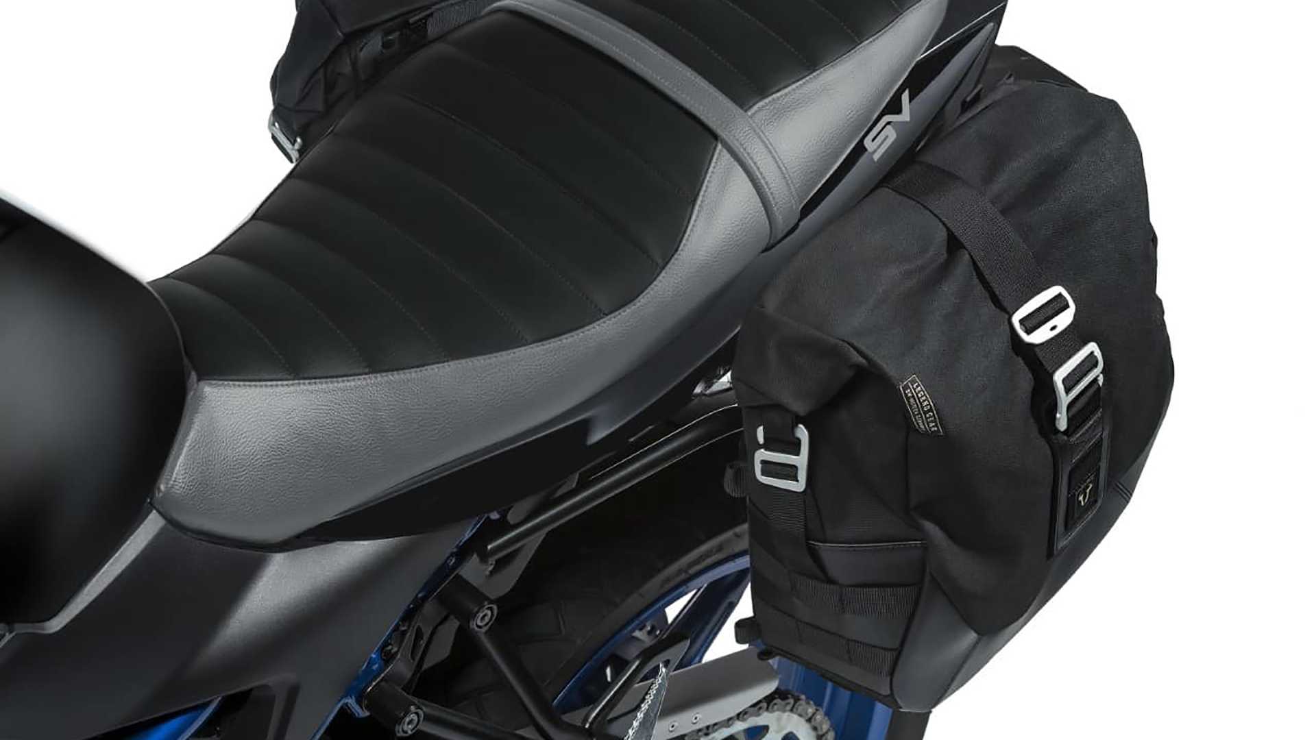 車尾左右邊也配上了馬鞍袋，讓整台車更有旅遊風範