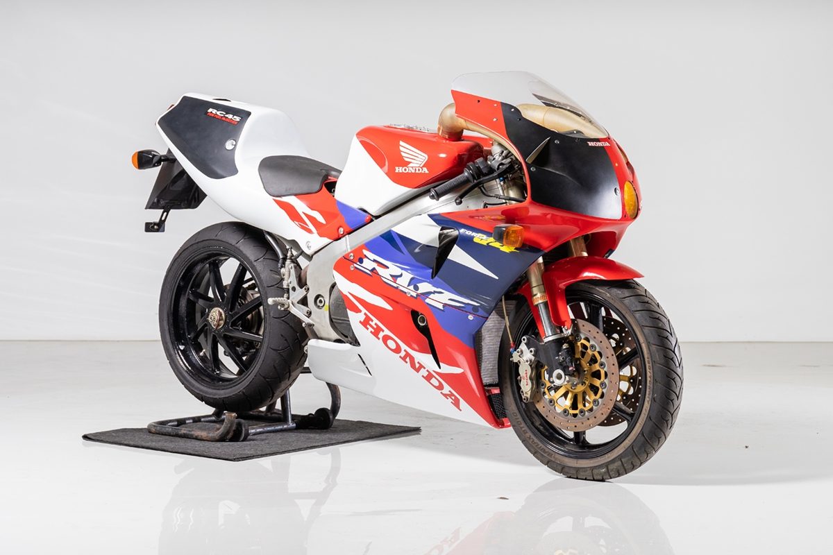 這台1995年的RVF750R/RC45，參與過當年度的鈴鹿8耐賽