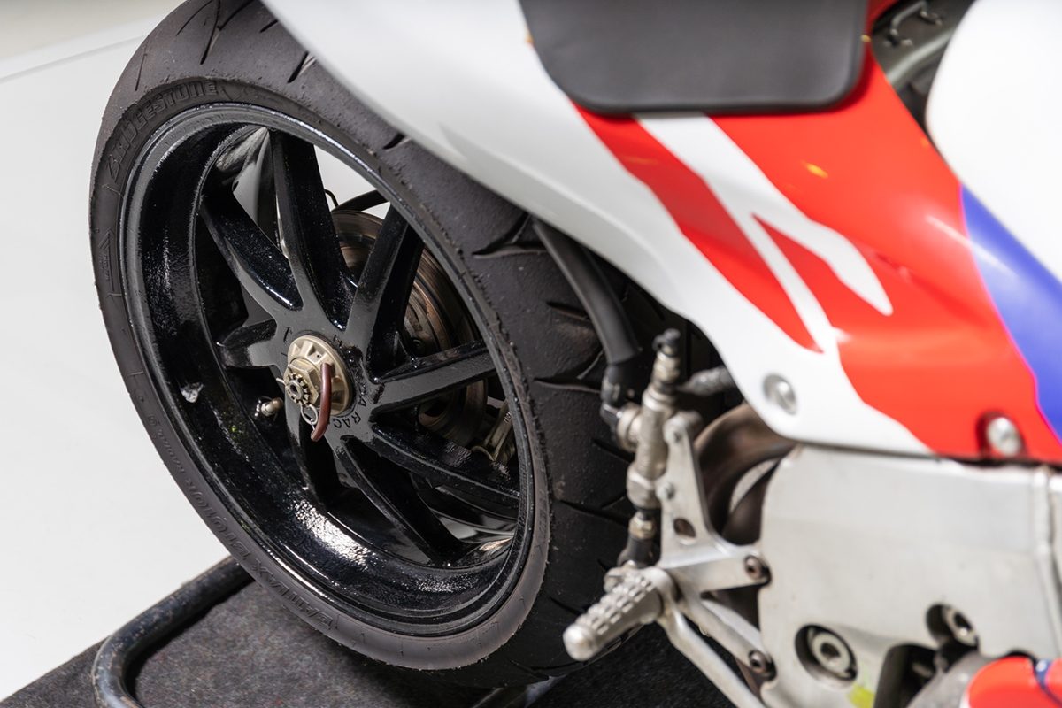 RVF750R/RC45標誌又性感的後單搖臂設計