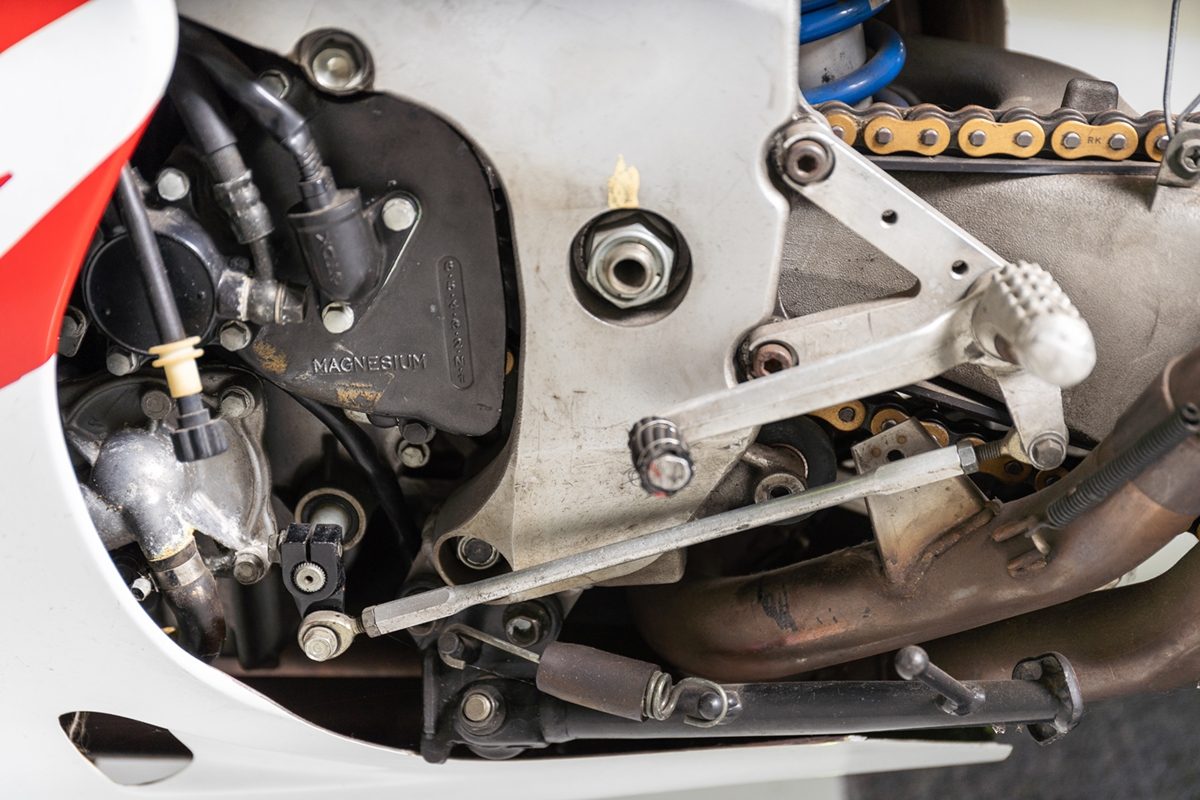 這台RVF750R/RC45更配有HRC的NL5引擎