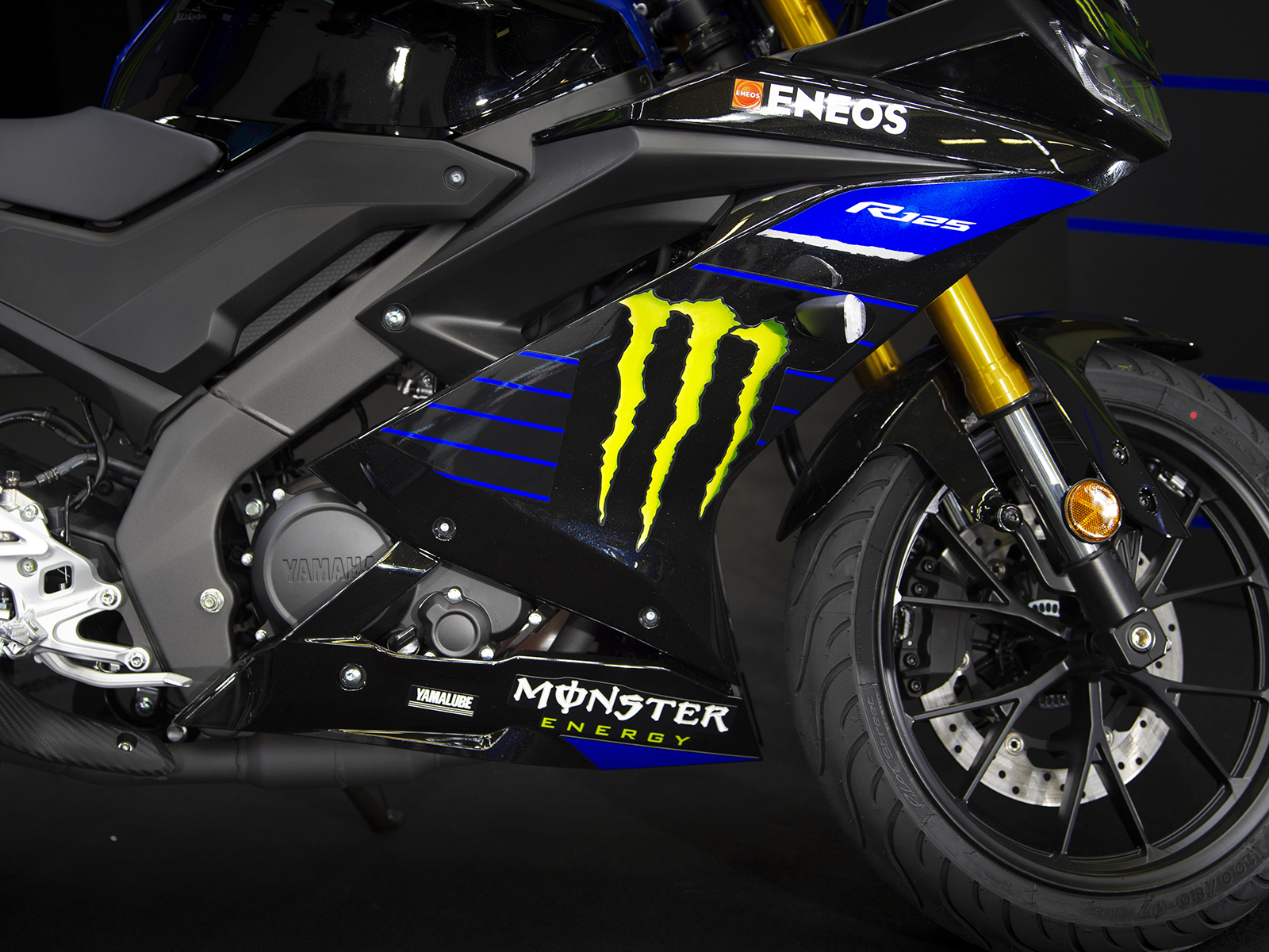 Monster Energy的魔爪配上YZF-R125的金色倒叉，給予車主最兇悍的視覺感受