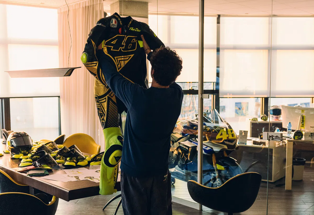 一直以來和Valentino Rossi維持良好合作關係的Dainese和AGV最近推出了套裝商品,慶祝Rossi 46歲生日