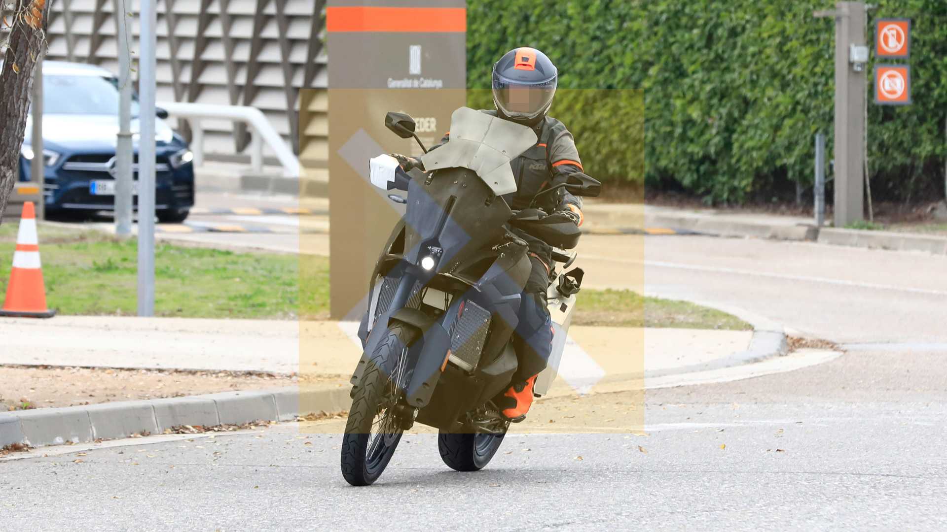 風鏡的造型也做出了一些調整，兩側的切口變得更大