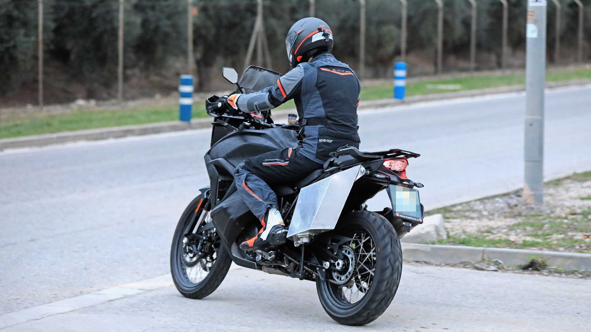 左後方的大面積擋板下不知道隱藏了什麼小秘密