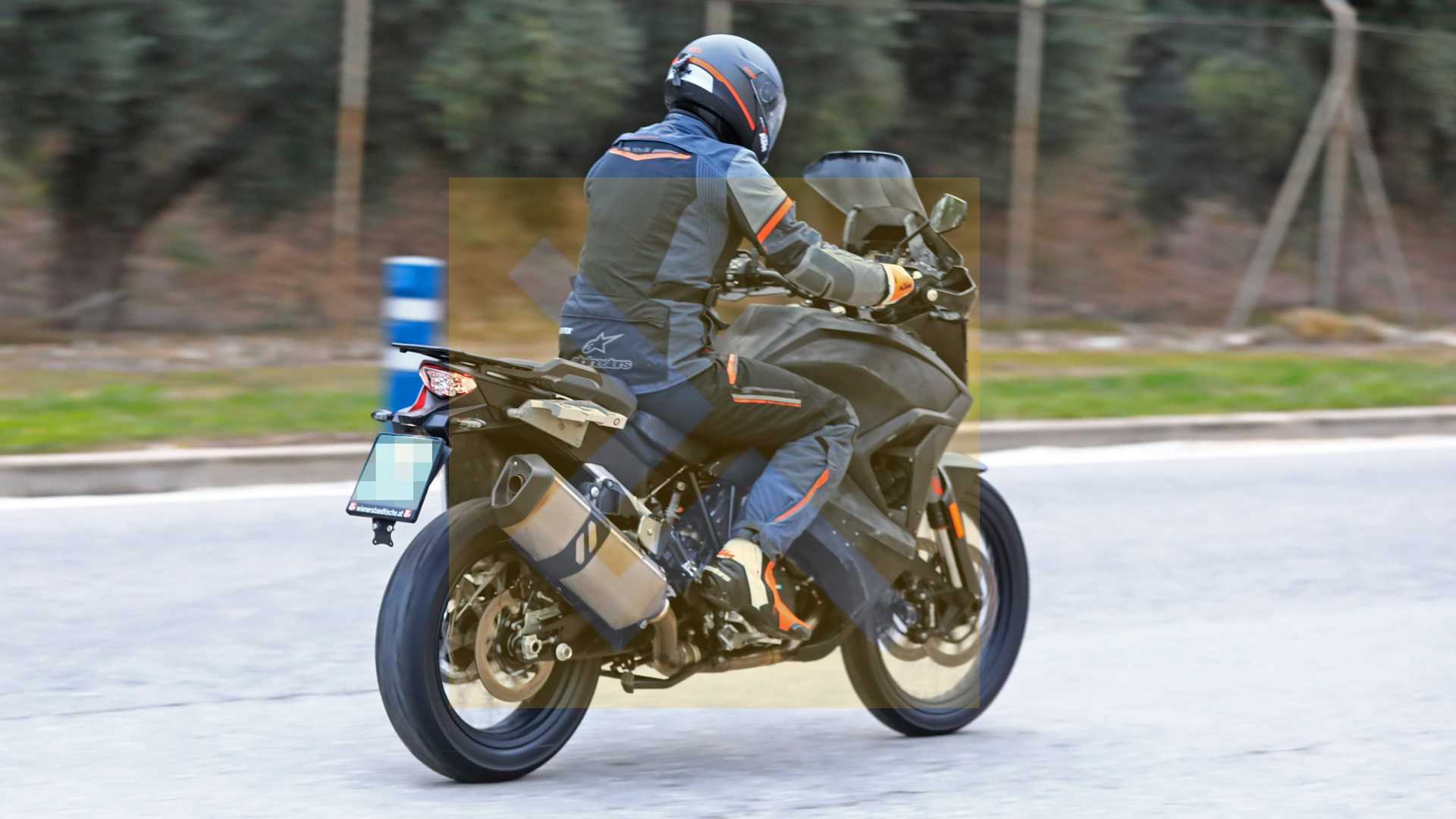 排氣管部分看來並沒有太多的變化