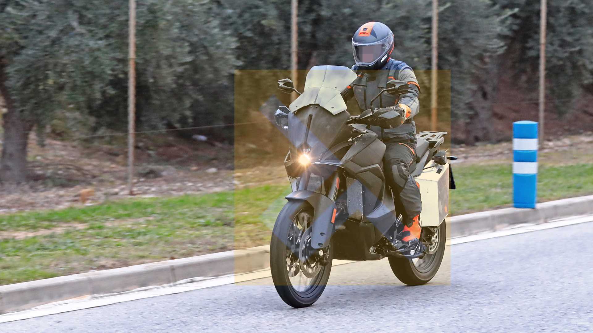 車頭部分偽裝測試車的大燈看來是臨時性的安裝，未來應該會換上新一代的昆蟲頭大燈