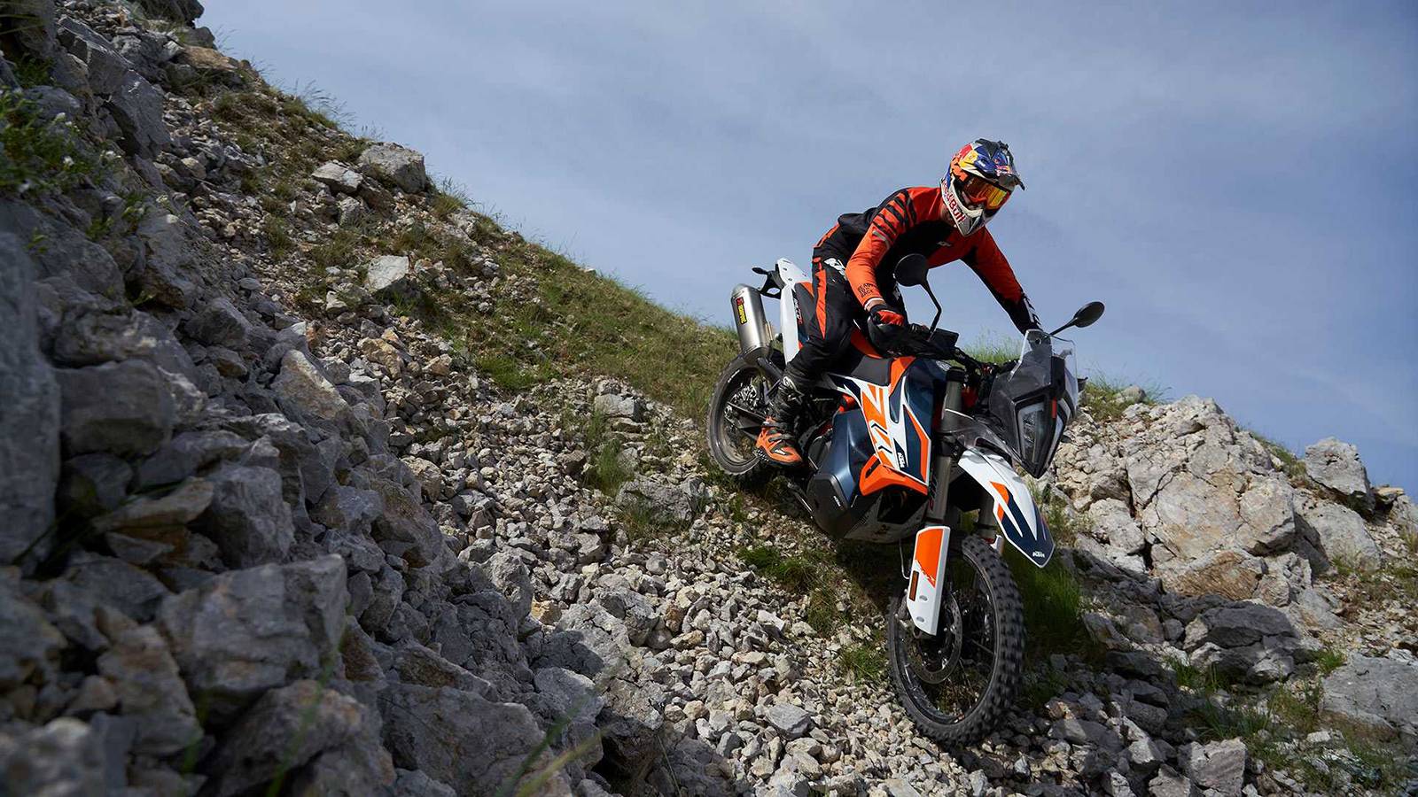 可以看到KTM 790 Adventure R Rally在車身彩繪上，多了深藍色的使用，讓整體配色深淺更均衡