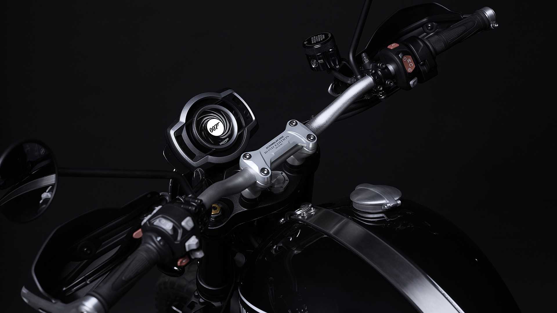 儀表開機後,還會跑出007系列電影的開場動畫!