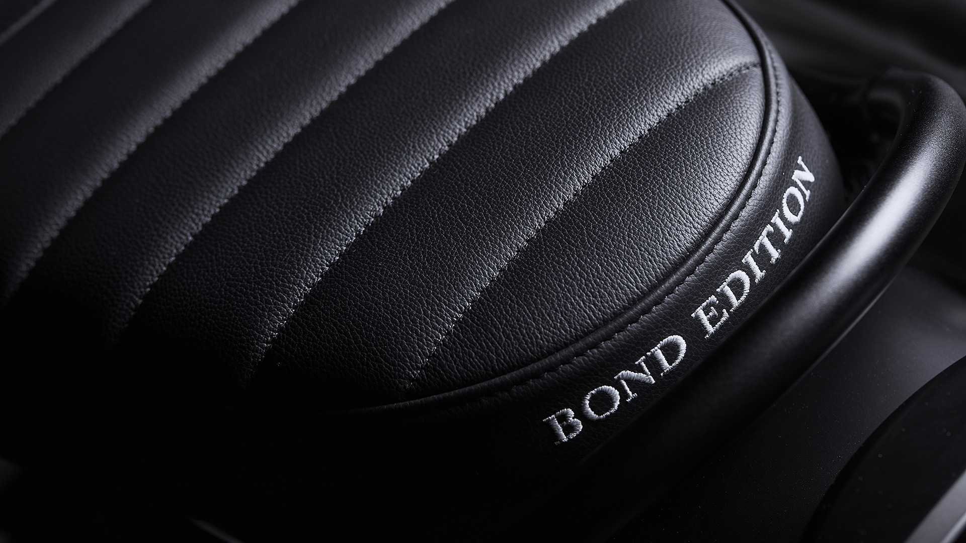 手工皮製坐墊,後方還刺有Bond Edition字樣