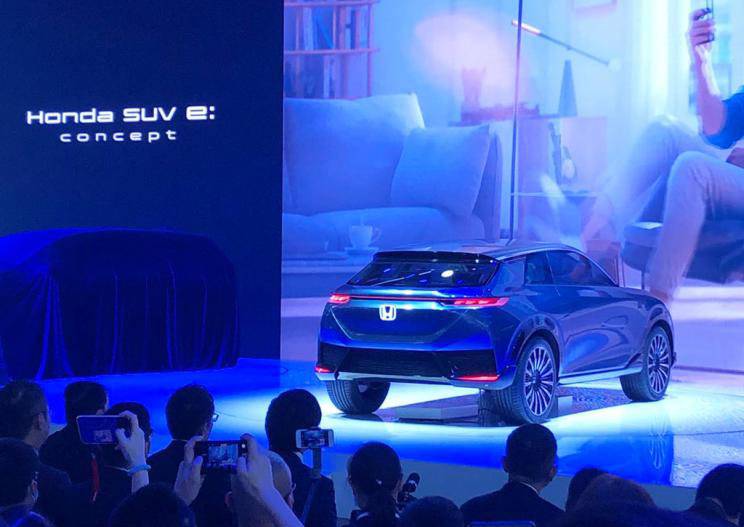 斜背設計的車尾,帶出更熱血的視覺感受