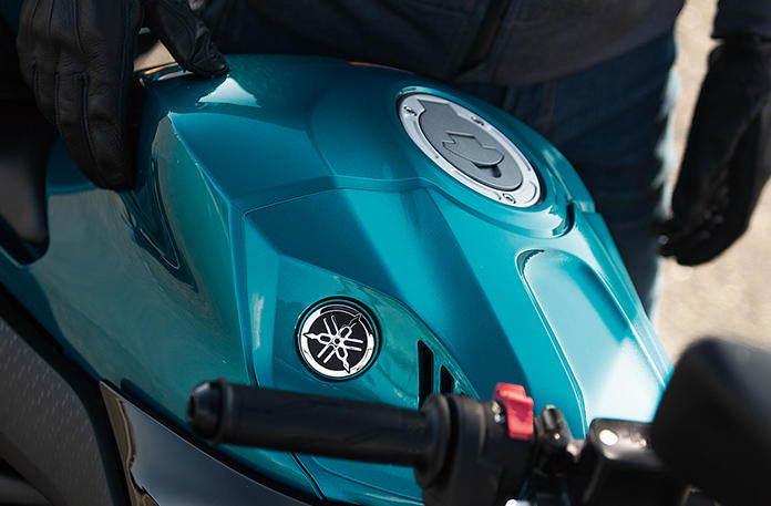 以NEO DYNMIC SPORTY理念設計的新顏色,充滿未來前衛感