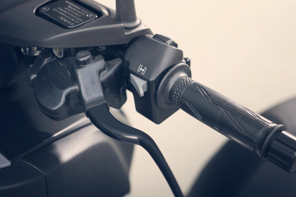 「Tilt Lock Assist 傾斜鎖定輔助系統」機構讓騎士在停等紅燈時，無需將雙腳放下就能直立住車身