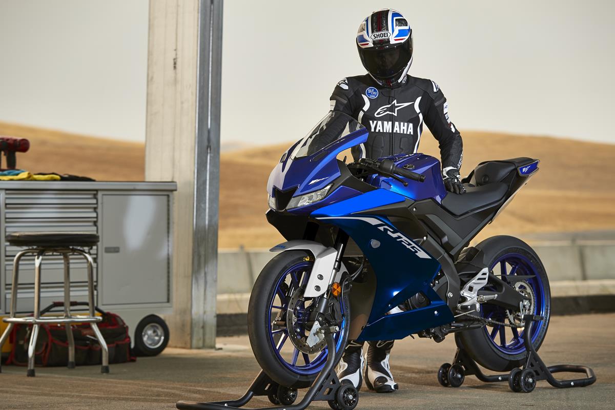 同樣是藍白色塗裝，但R125在車殼邊上的白色文字卻明顯與其他兩款不同