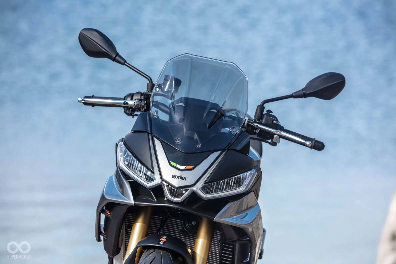 一般版本的風鏡較方正、高長