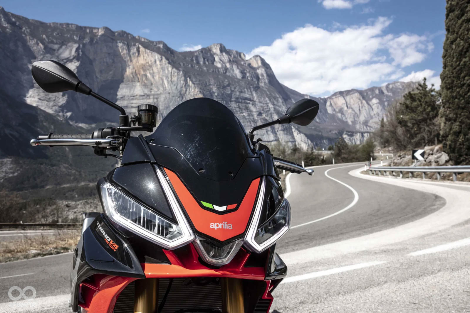 Factory版較圓潤、流線