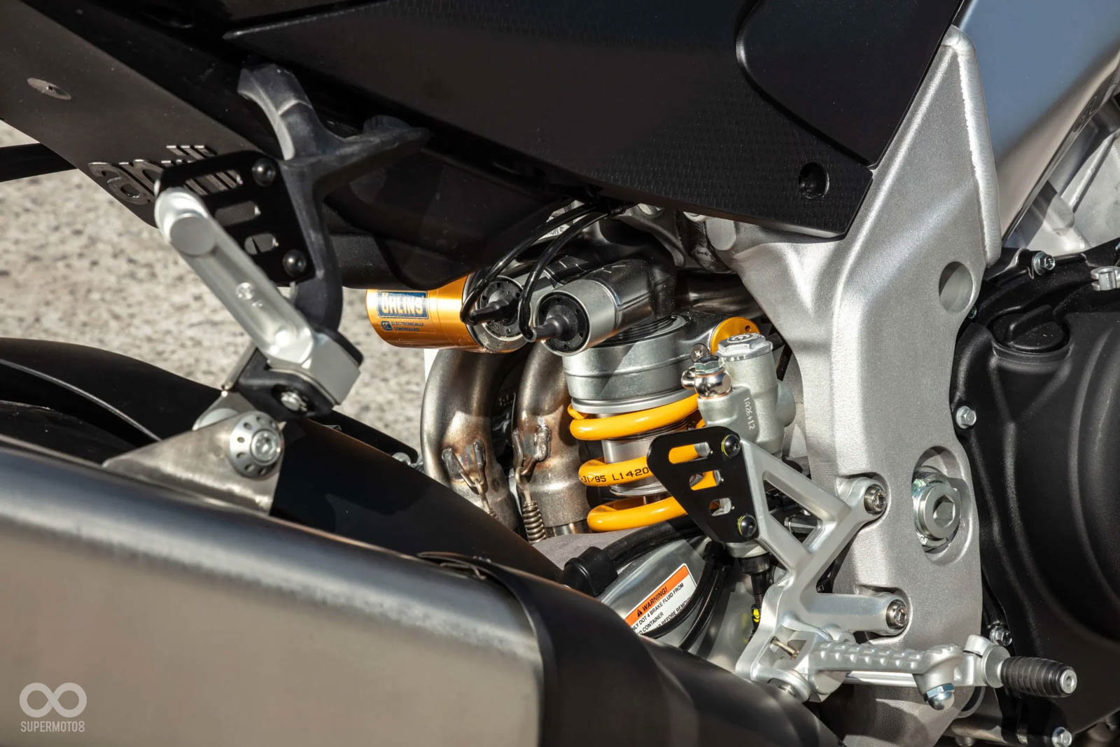 Factory版使用Öhlins半主動電子前後懸吊