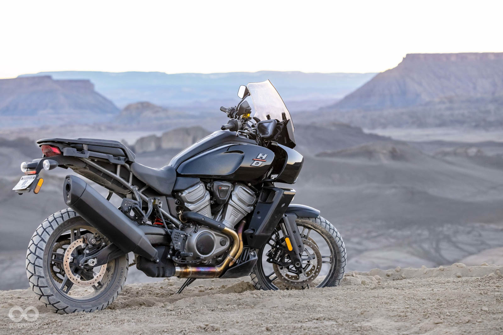 H-D使用輕量化材質和先進工藝打造Pan America 1250的車架，全車濕重僅有242公斤