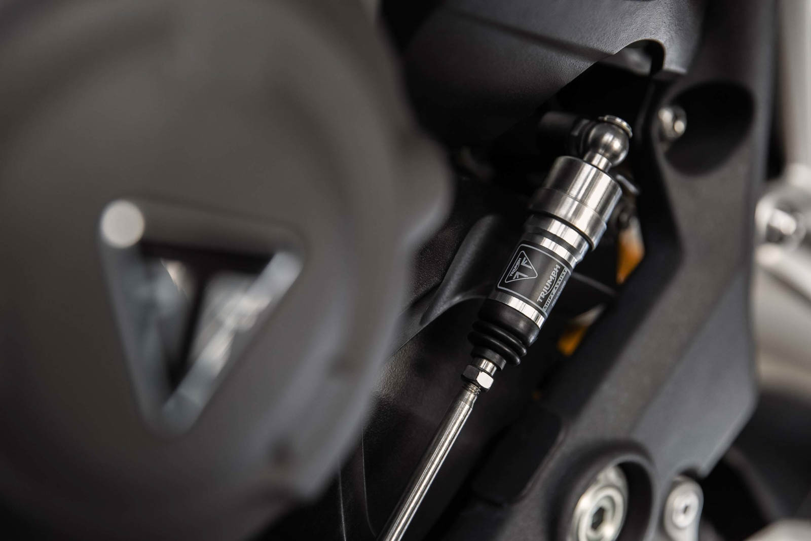 電控系統齊全,也具備進退快排的功能