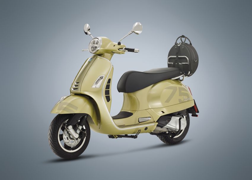  2021 Vespa GTS 75th Anniversary車側微妙的75周年紀念字樣