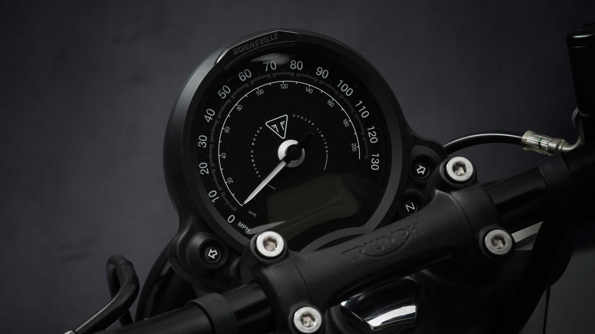 全黑的儀表與前端視野,絕對能滿足喜歡黑色系的你