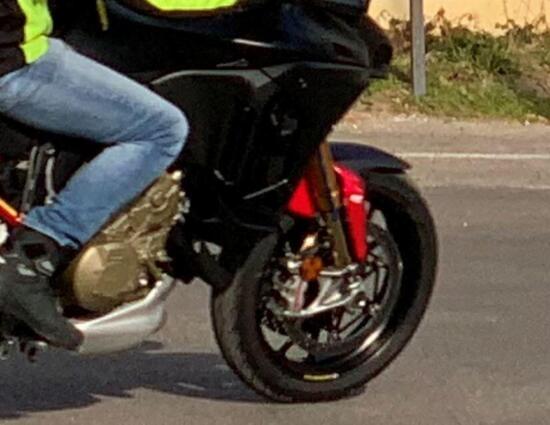 前輪明顯使用更運動的17吋胎;卡鉗疑似換上Brembo Stylema的頂規好料