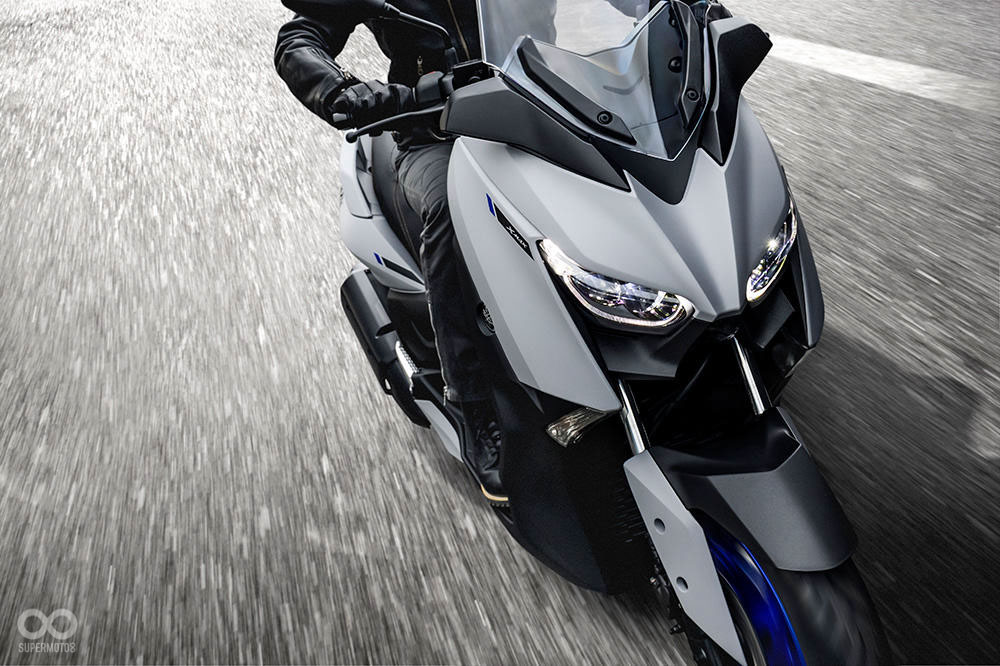 現行XMAX300車頭前方大盾為內凹設計