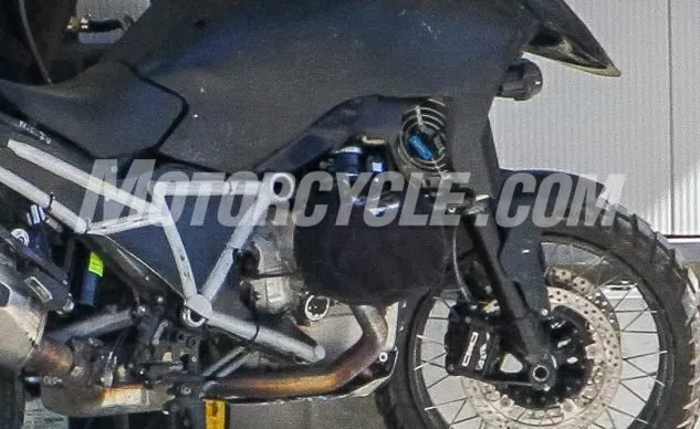 油箱兩側護罩向前延伸，與水箱合而為一