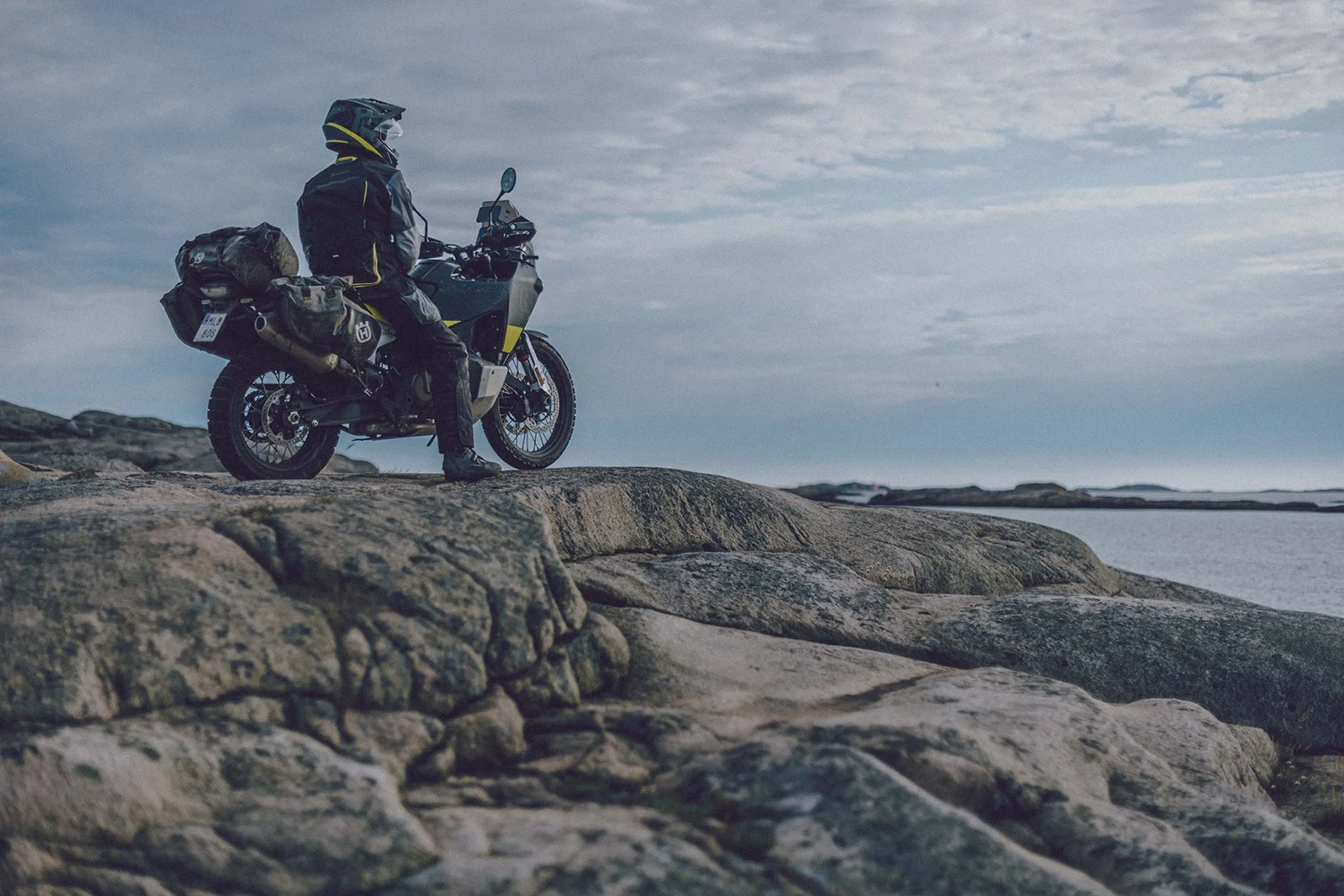 懸吊行程也比KTM 890 ADVENTURE略長,整體座高為854mm