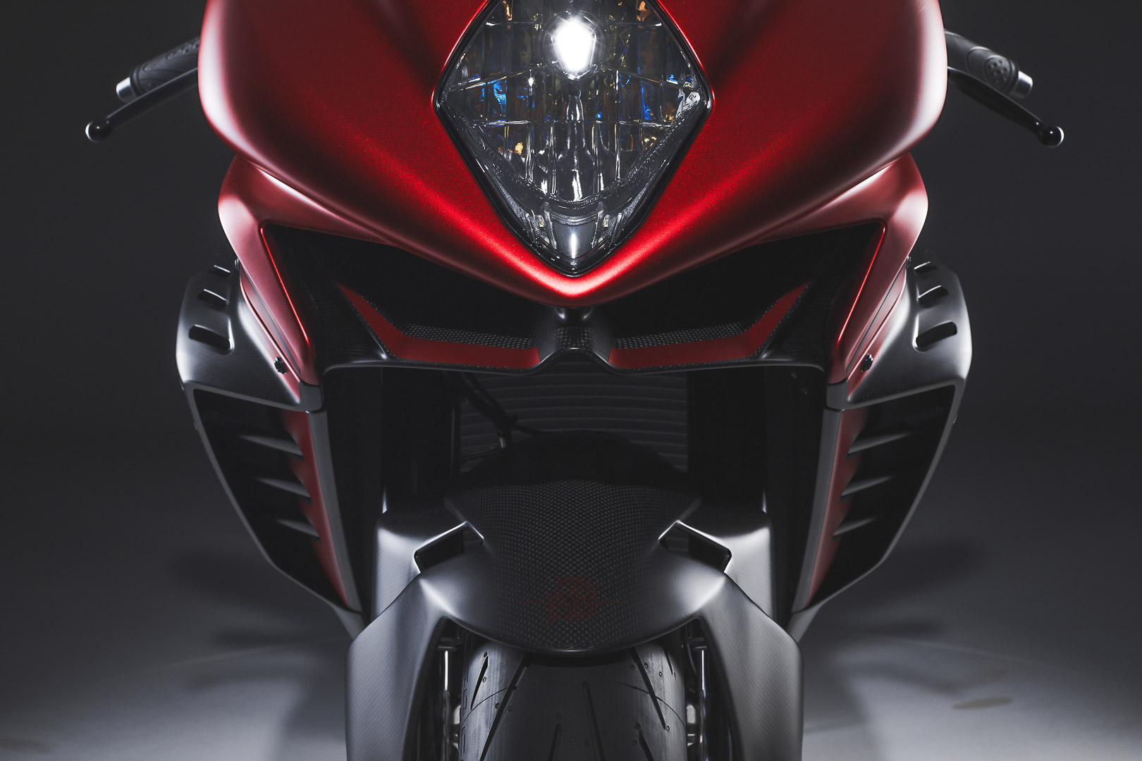 根據官方表示當時速達240km/hr,碳纖維定風翼可提供約8公斤的下壓力