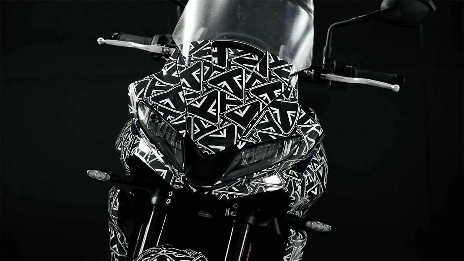 TIGER SPORT 660車頭設計和TIGER 900相當不一樣，整體看起來更有運動感！