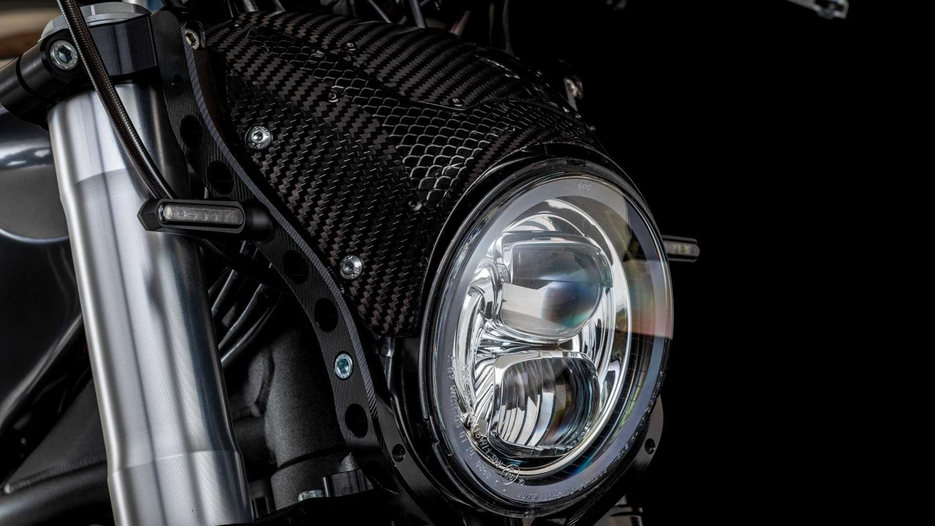 大燈上的燈罩以碳纖維與網狀紋路相結合,看起來更有層次感