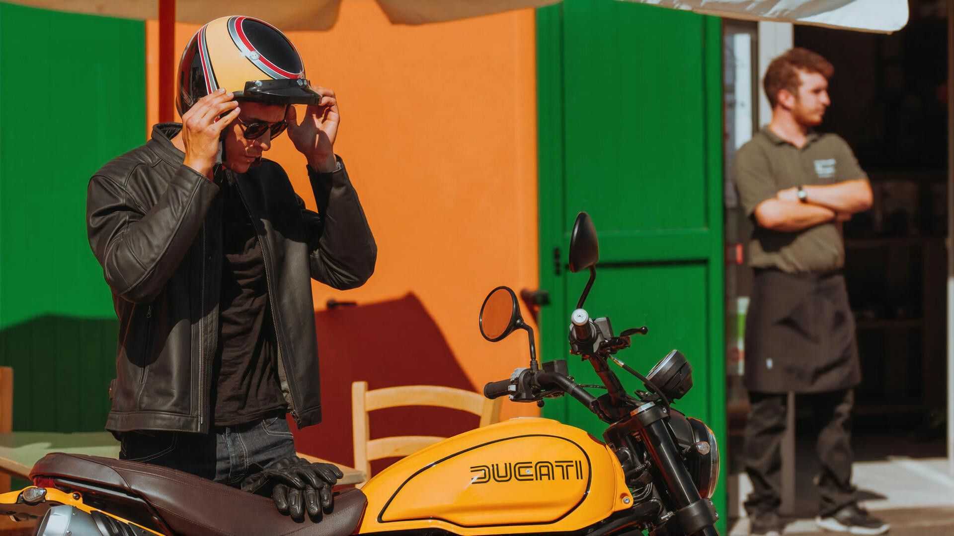 油箱上使用Giugiaro設計的經典Ducati Logo