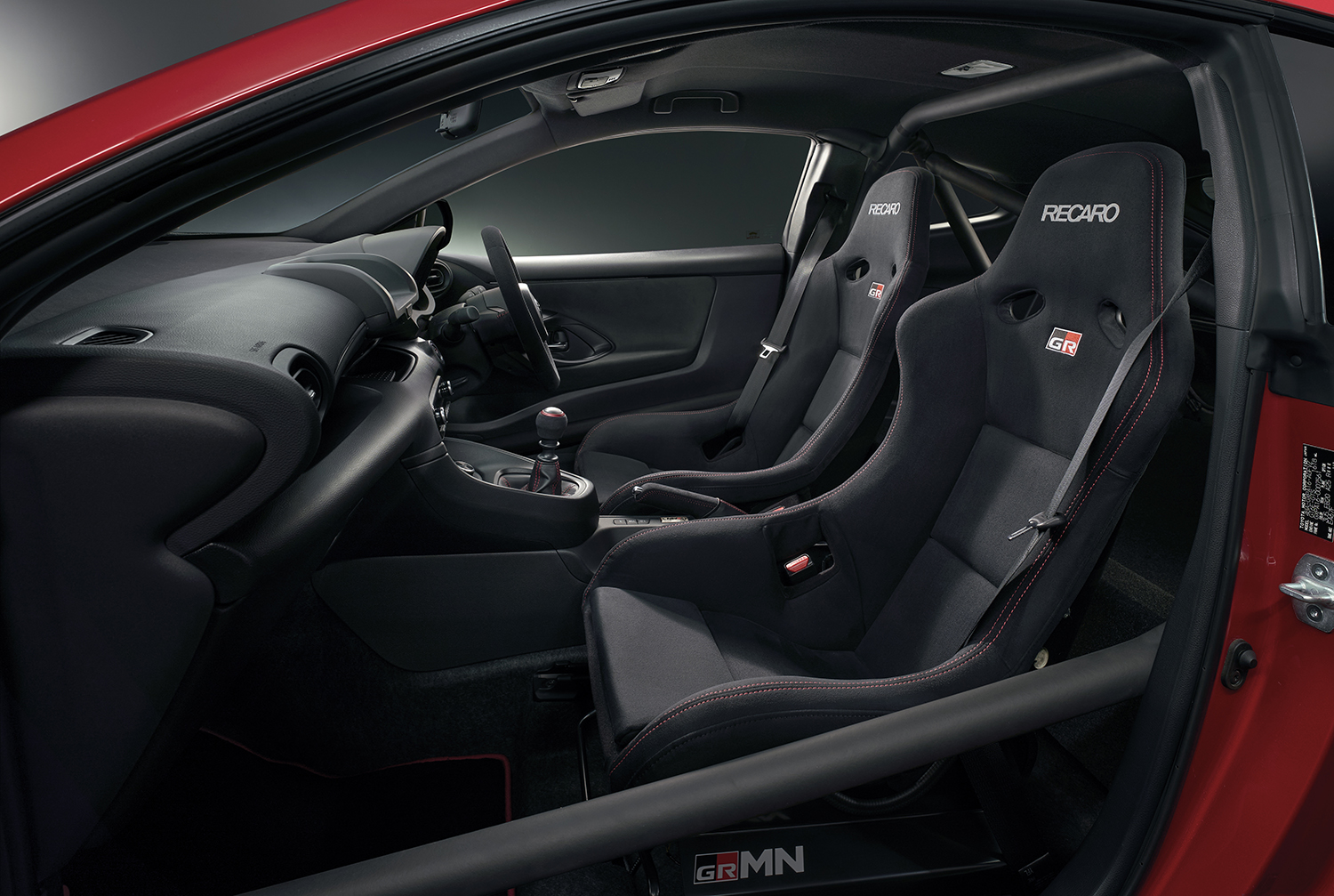 拉力套件車內有加裝防滾籠