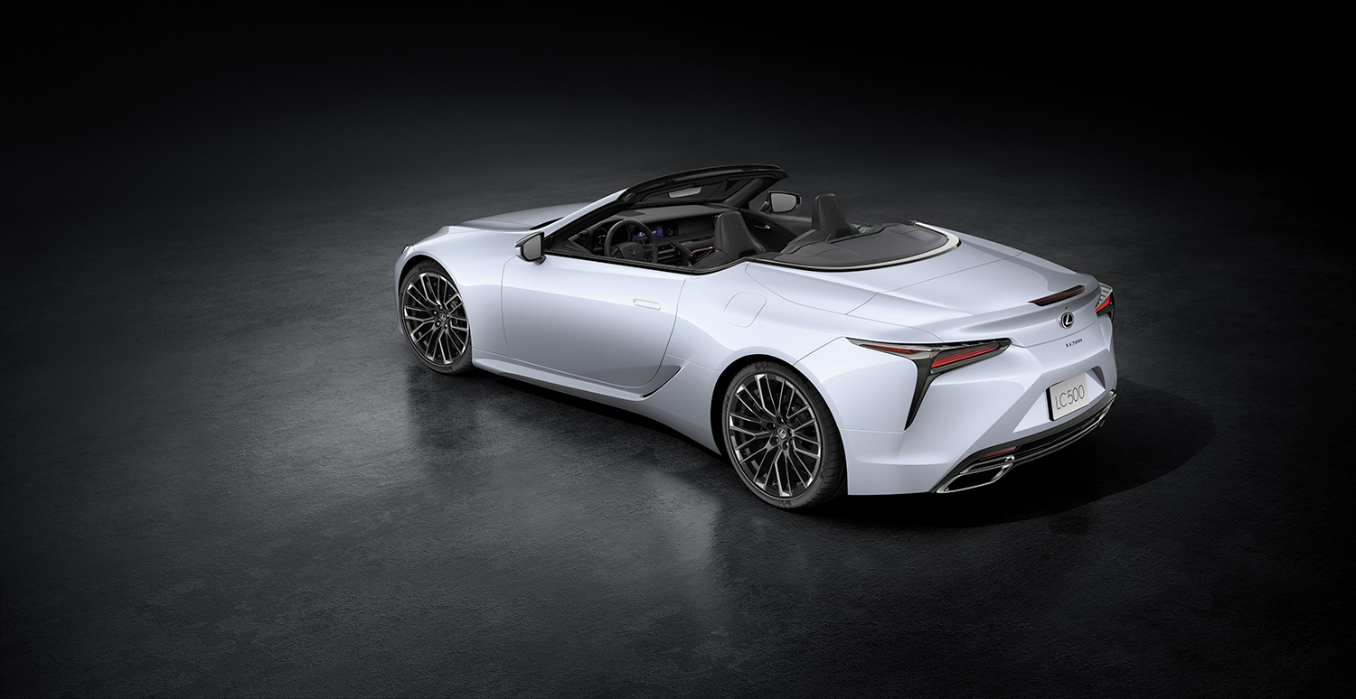 LC CONVERTIBLE Limited Edition搭配專屬幻焰紅頂篷、燻黑套件及全新設計21吋多幅式鍛造鋁圈，GT敞篷跑車風範展露無遺