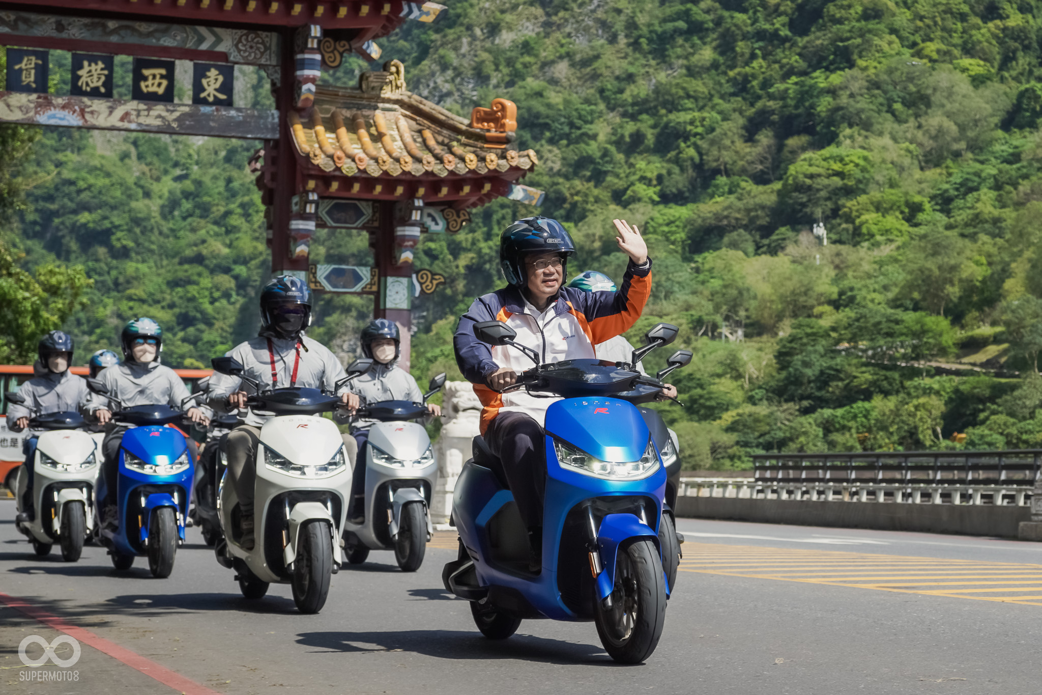 執行長 柯俊斌,親自騎乘S7R帶領車隊