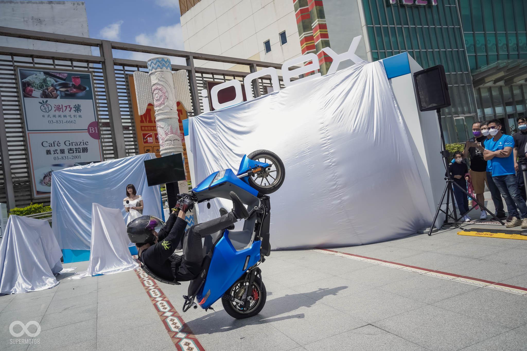 安倍優騎乘IONEX S7R,做出高難度的孤輪表演