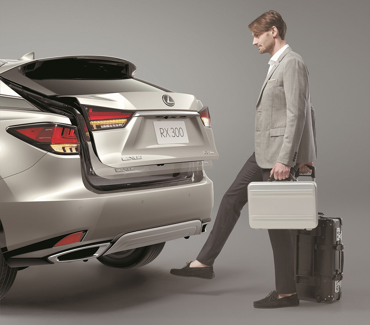 RX 300領航勁化車型是基於原豪華版及矅黑時尚版進行強化,顧客僅須加價1萬元,即可升級搭載「導航影音系統、感應式電動尾門,以及手機無線充電座」等魅力配備,大幅提升車主便利性。