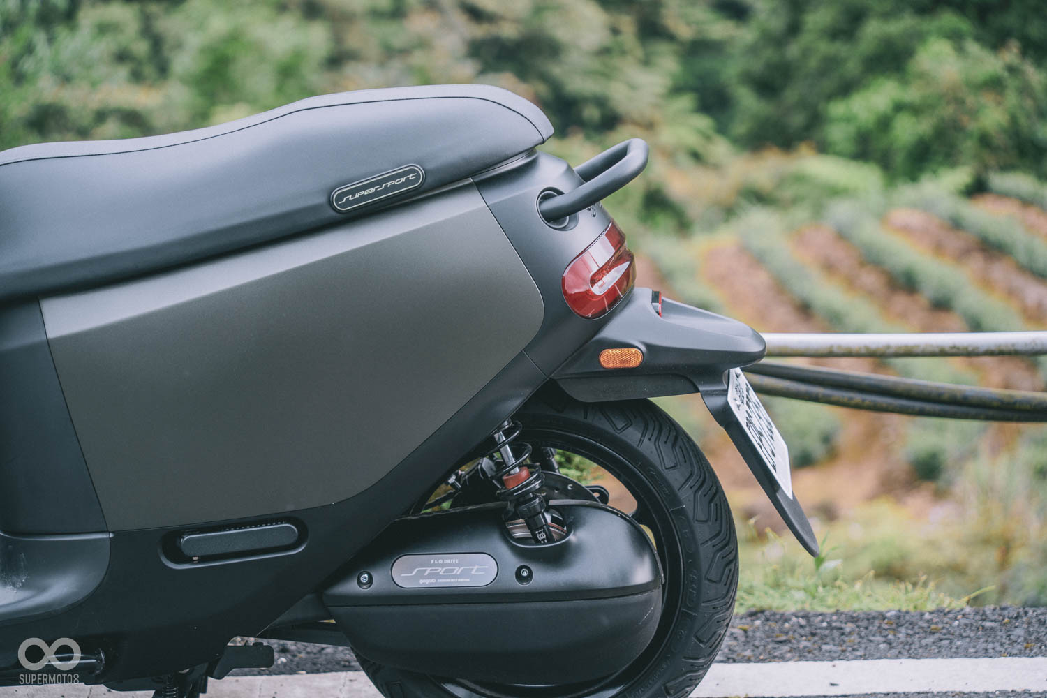 車尾透過後扶手、下土除的修改，讓車尾看起來更有速度氛圍