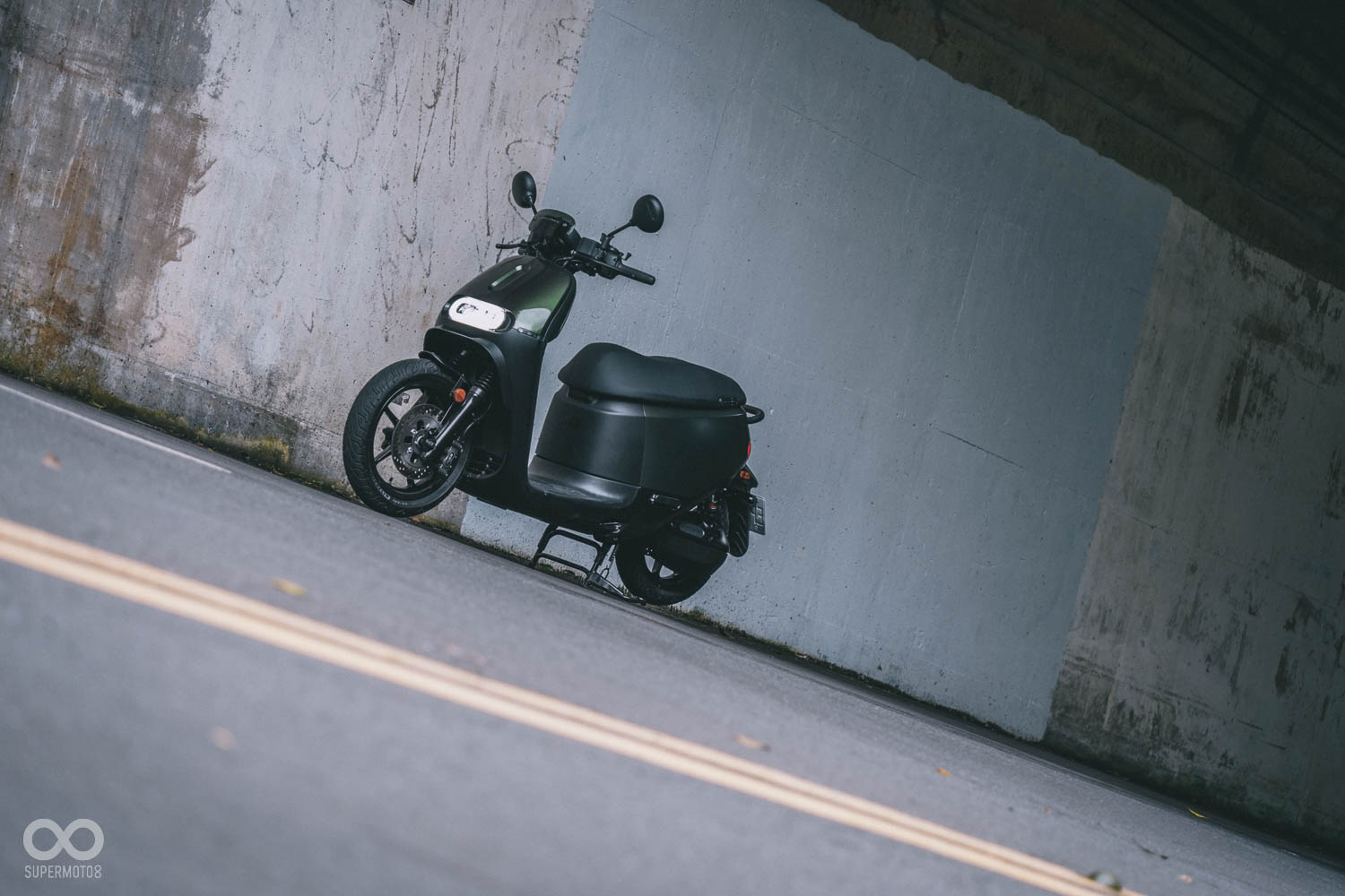 SUPERSPORT的暗色系車色，配上斑駁的隧道牆面，有種神秘感