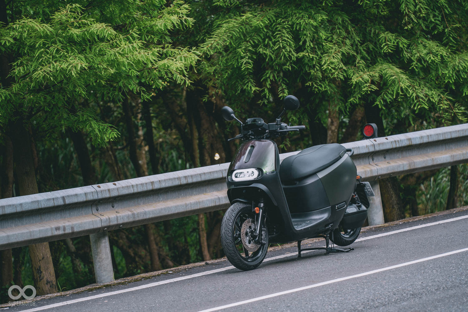 SUPERSPORT外觀上延續2系列的圓潤風格，但透過更多的細節妝點，看起來更有跑格運動感